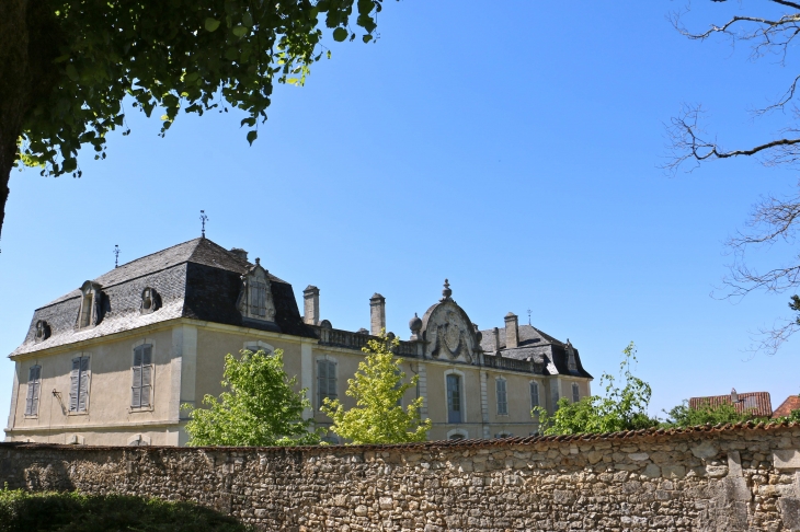 Façade Est du château de Vendoire.