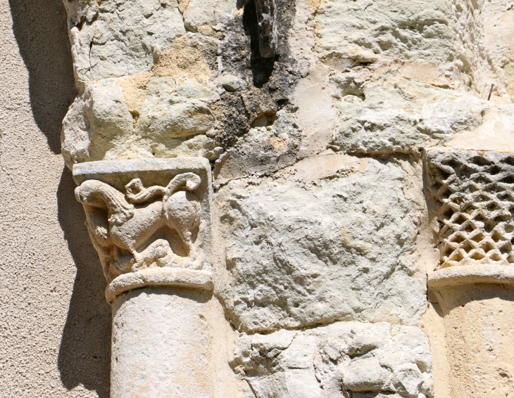 Détail du portail de l'église Notre Dame de l'Assomption. - Vendoire