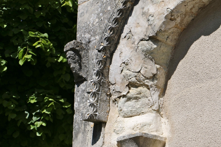 Détail du portail de l'église Notre Dame de l'Assomption. - Vendoire