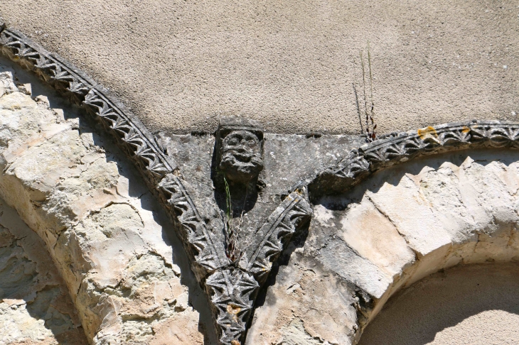 Détail du portail de l'église Notre Dame de l'Assomption. - Vendoire