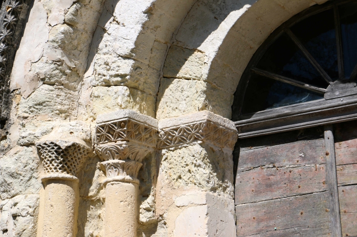 Chapiteaux sculptés du portail de l'église Notre Dame de l'Assomption. - Vendoire