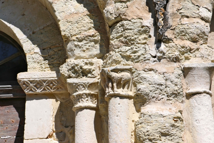 Chapiteaux sculptés du portail de l'église Notre Dame de l'Assomption. - Vendoire