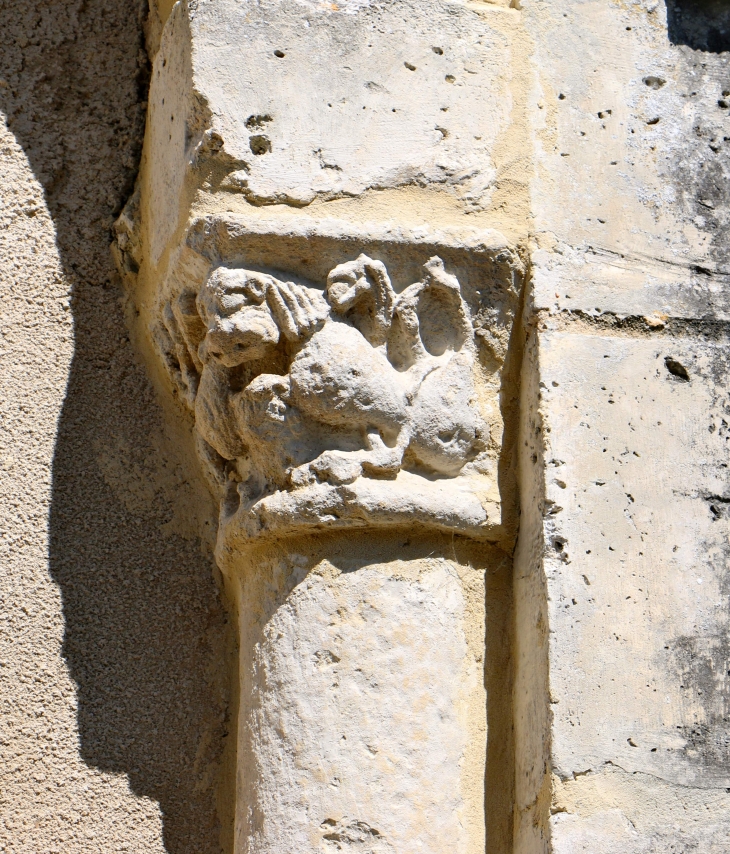 Chapiteau sculpté du portail de l'église Notre Dame de l'Assomption. - Vendoire