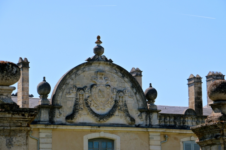 Fronton Est du château de Vendoire.