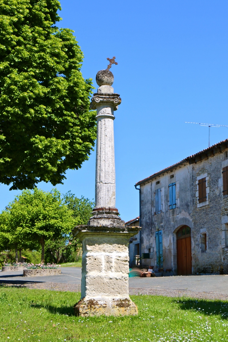 Croix hosannière au centre de la place du village. - Vendoire