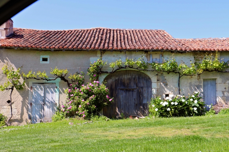 Maison ancienne du village. - Vendoire