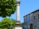 Croix hosannière au centre de la place du village.