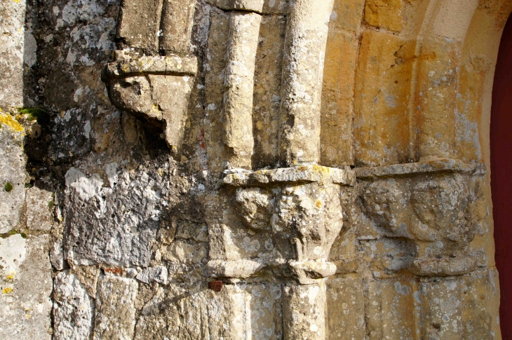 Détail : Chapiteaux du XIIIe siècle. - Verdon