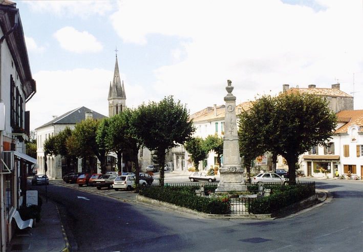 Place centrale du village/Monument aux Morts - Verteillac