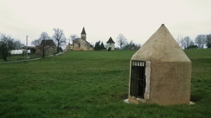 Un puit et le village au second plan. - Veyrines-de-Vergt