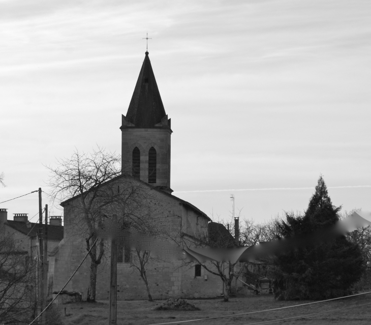 Vue sur l'église. - Veyrines-de-Vergt