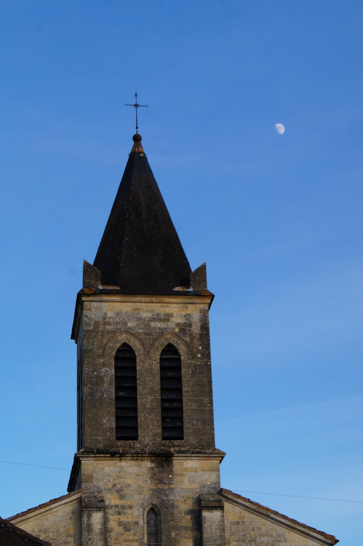 Le clocher de l'église Notre Dame de l'Assomption. - Veyrines-de-Vergt