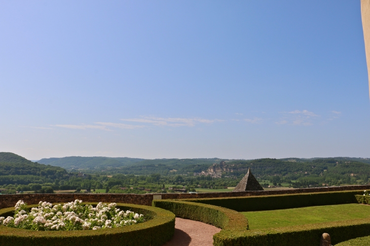 Depuis des jardins suspendus de MarqueYssac. Au fond le châzteau de Beynac. - Vézac