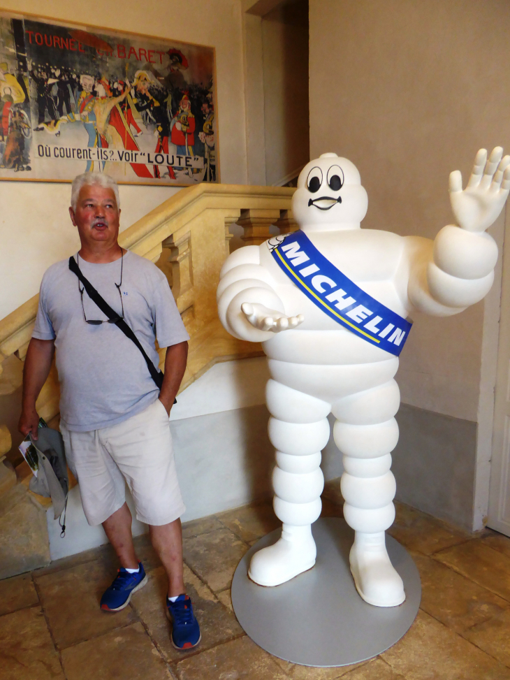 Intérieur du château de Marqueyssac : exposition O'GALOP  créateur du Bibendum Michelin - Vézac