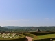 Depuis des jardins suspendus de MarqueYssac. Au fond le châzteau de Beynac.