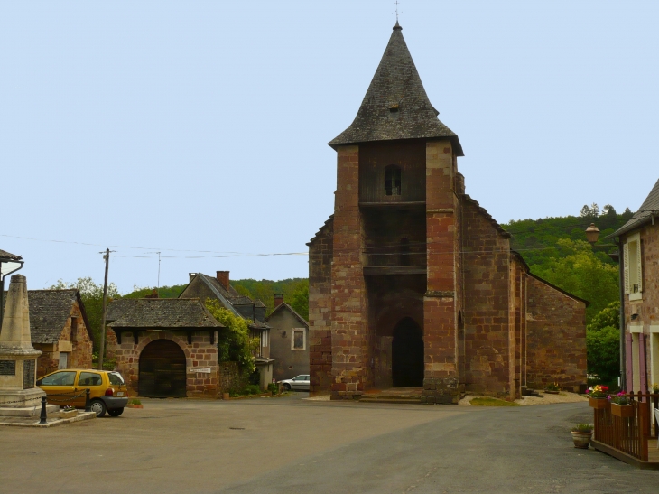 Eglise Saint-Waast, origine romane, en grès rouge. - Villac