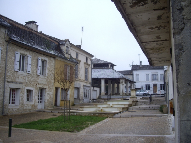 La rue de la liberté et la halle. - Villamblard