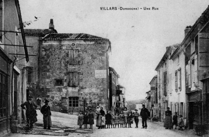 Début XXe siècle, une rue (carte postale ancienne). - Villars