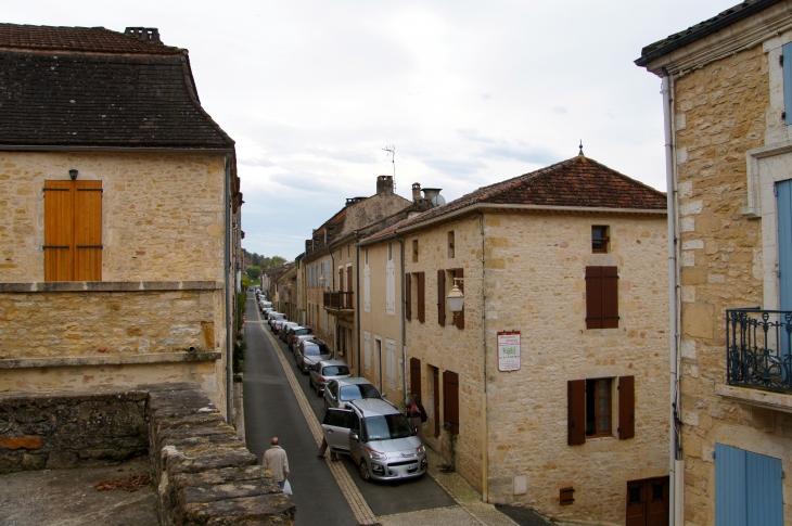 Une rue du village. - Villefranche-du-Périgord