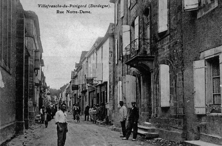 Rue Notre Dame, vers 1905 (carte postale ancienne). - Villefranche-du-Périgord