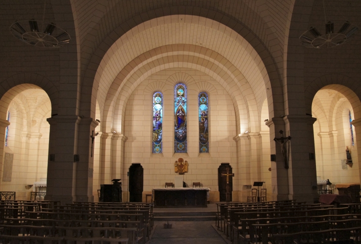 La nef vers le choeur de l'église Notre Dame de l'Assomption. - Villefranche-du-Périgord