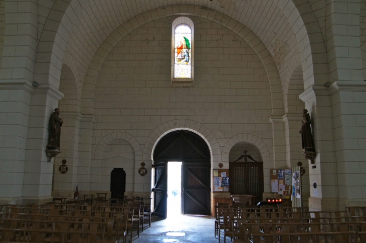 La nef vers le portail de l'église Notre Dame de l'Assomption. - Villefranche-du-Périgord