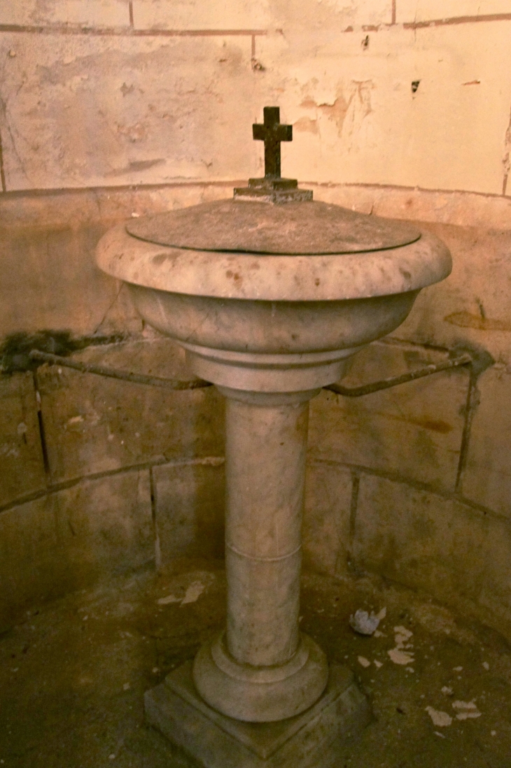 Les fonts baptismaux. Eglise Notre Dame de l'Assomption. - Villefranche-du-Périgord