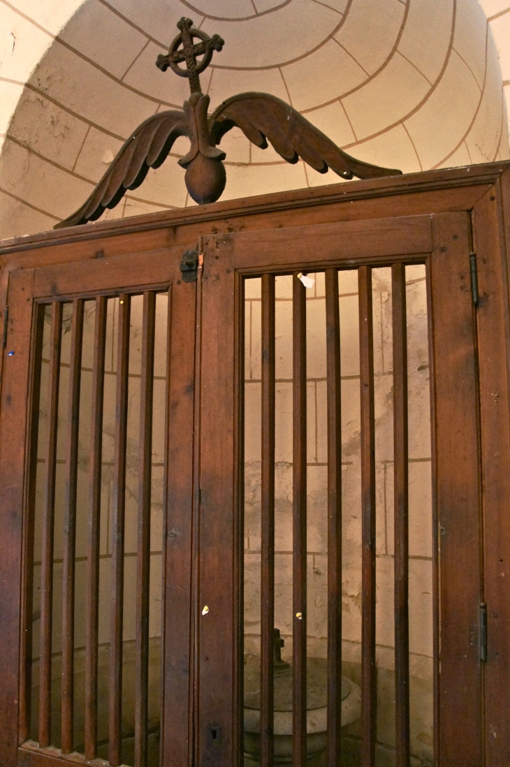 Les fonts baptismaux. Eglise Notre Dame de l'Assomption. - Villefranche-du-Périgord