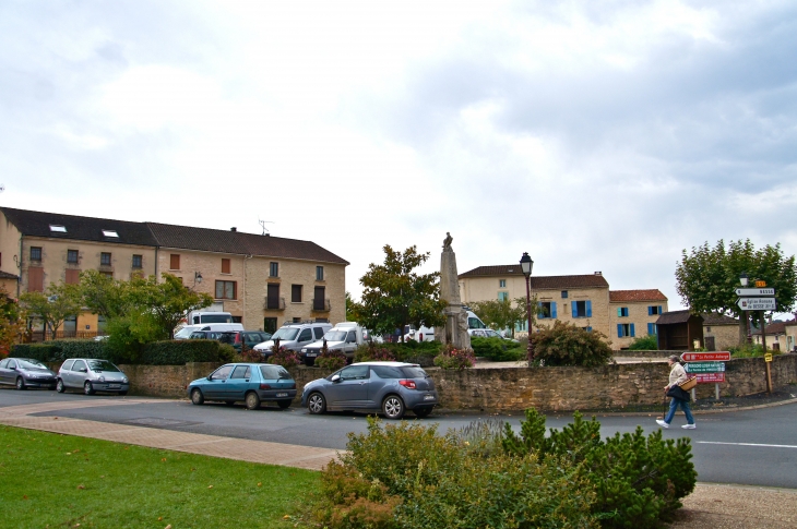 La Place devant la Mairie. - Villefranche-du-Périgord