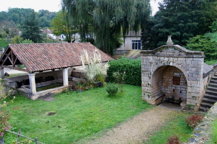 La Fontaine et le Lavoir. - Villefranche-du-Périgord