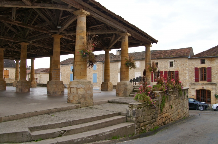 La Halle reconstruite au XXe siècle, garde ses colonnes toscanes. - Villefranche-du-Périgord