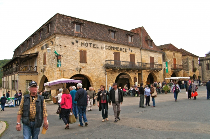 25ème Fête de la Châtaigne. Maisons des XIIIe et XIVe siècles bâties sur arcades. - Villefranche-du-Périgord