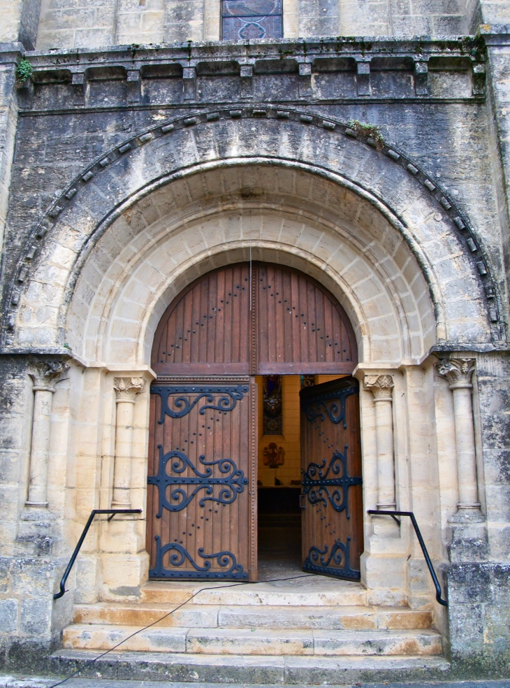 Portail de l'église Notre Dame de l'Assomption. - Villefranche-du-Périgord