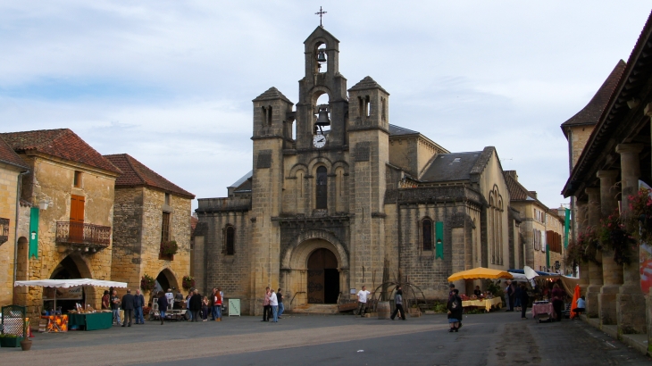 L'église et la Place en 2013. - Villefranche-du-Périgord