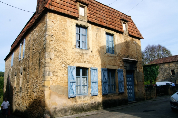 Dans le village. - Villefranche-du-Périgord