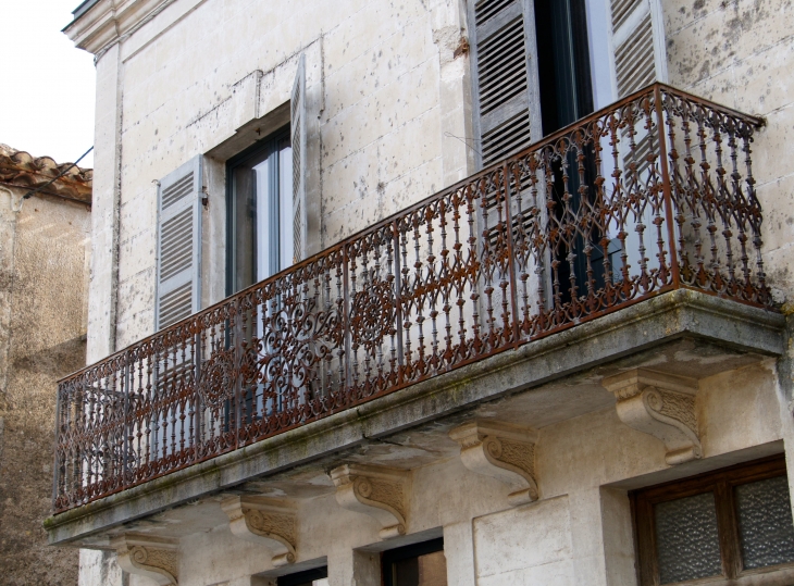 Dans le village. - Villefranche-du-Périgord