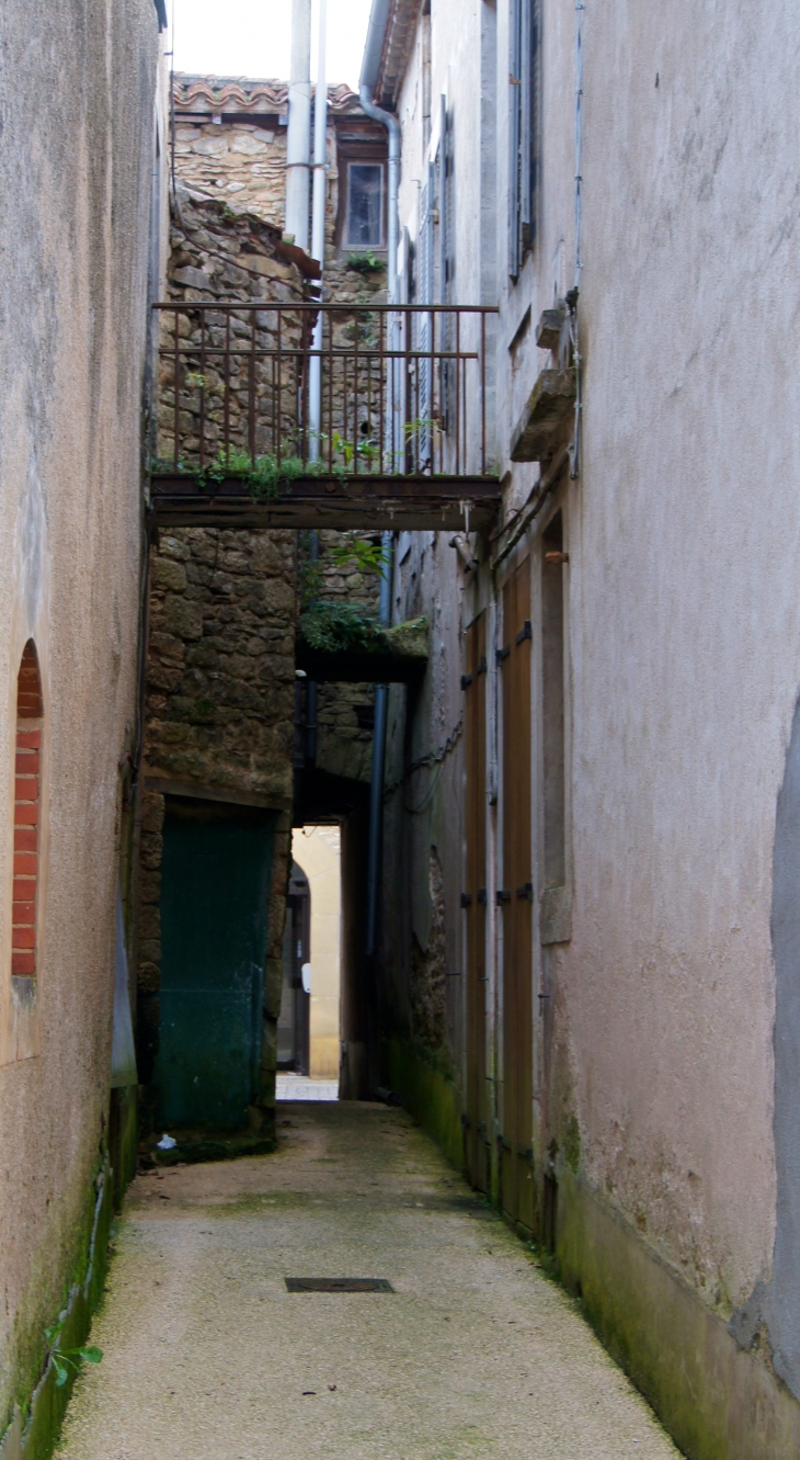 Ruelle du village. - Villefranche-du-Périgord