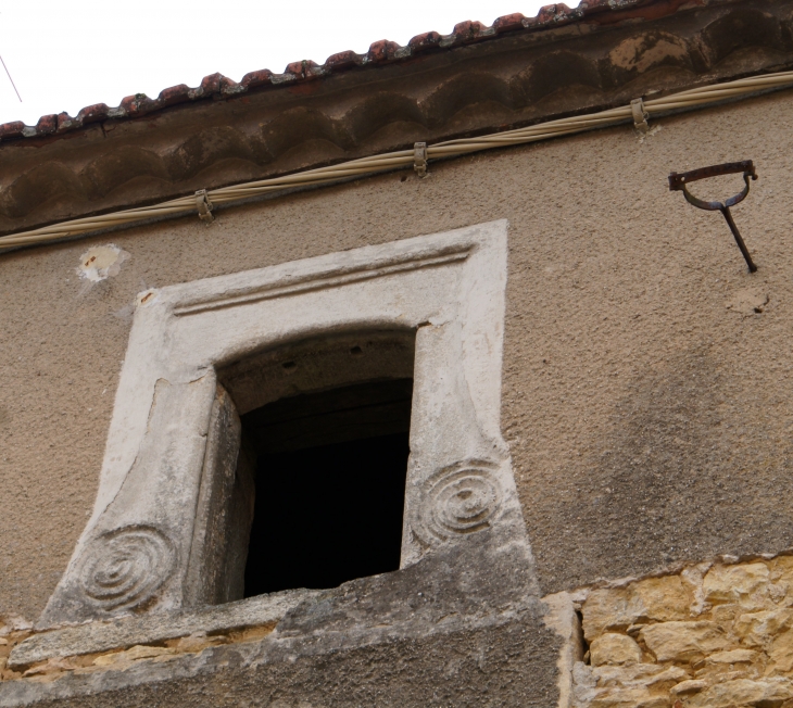 Dans le village. - Villefranche-du-Périgord