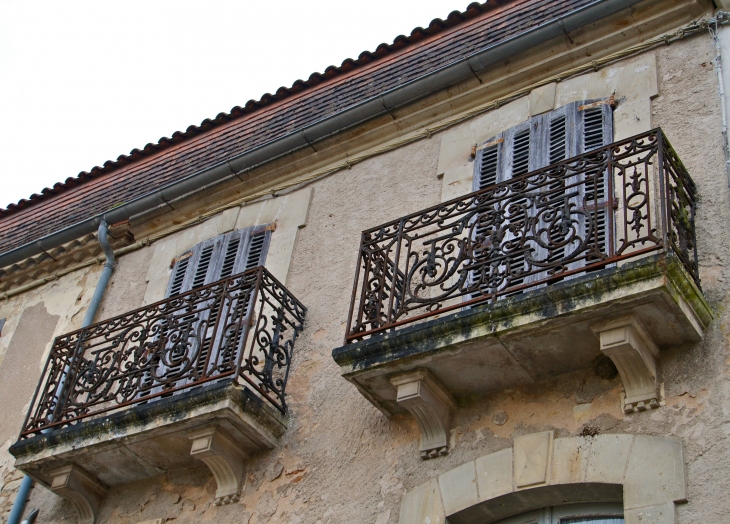 Dans le village. - Villefranche-du-Périgord