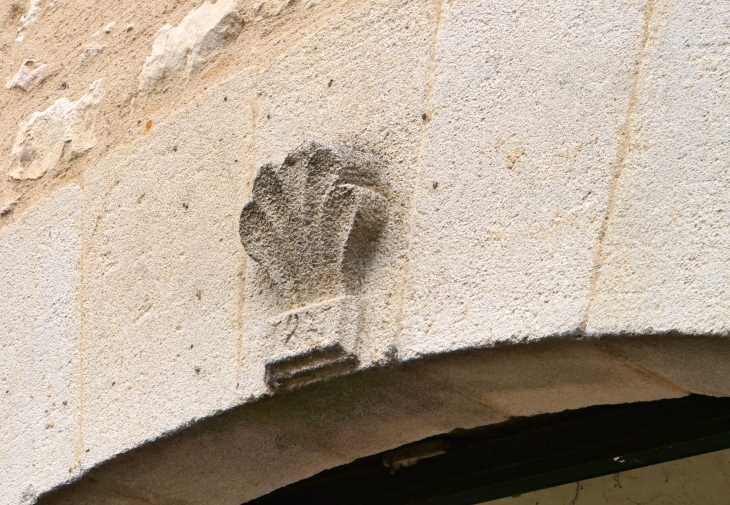 Linteau sculpté : 1827. - Villefranche-du-Périgord