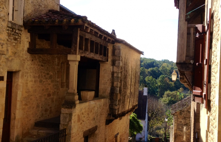 Dans une rue du village. - Villefranche-du-Périgord