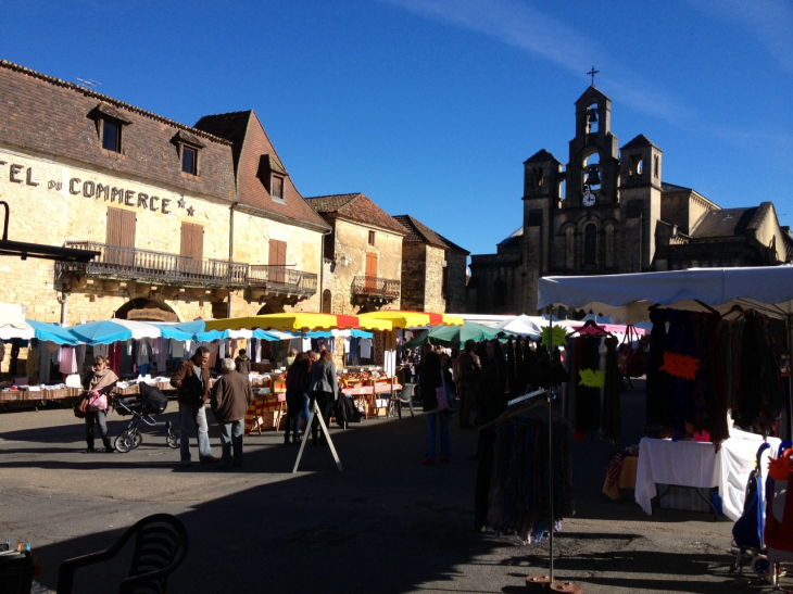 Le marché sur la place du marché XIIIème (SI). - Villefranche-du-Périgord