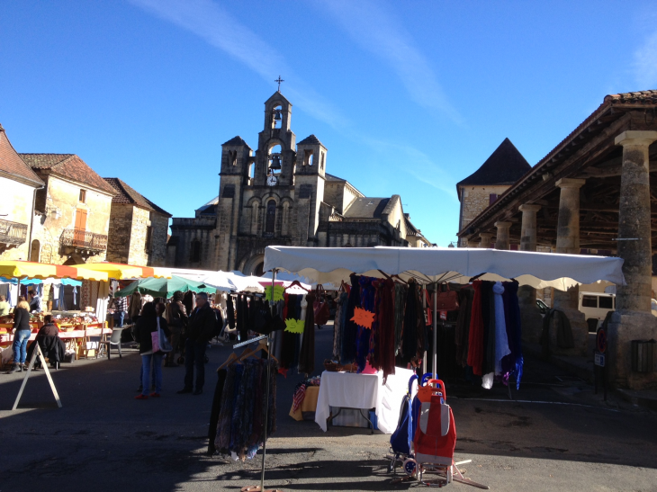 Le marché sur la place du marché XIIIème (SI). - Villefranche-du-Périgord