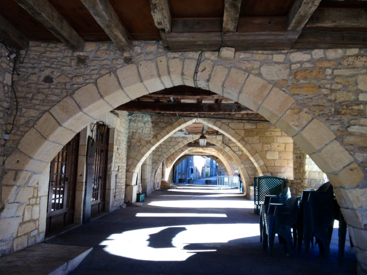 Les couverts de la place du marché. - Villefranche-du-Périgord