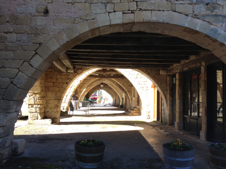 Les couverts de la place du marché. - Villefranche-du-Périgord