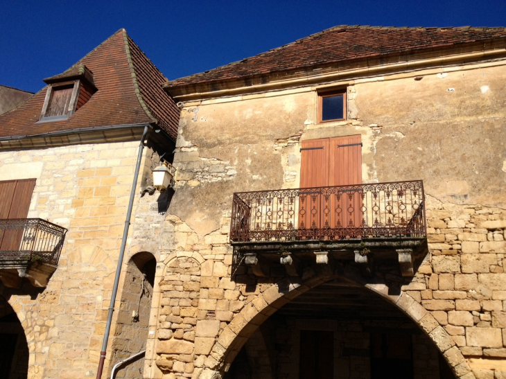 Façade d'une maison typique. - Villefranche-du-Périgord