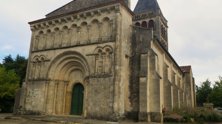 Façade de l'église (MH) à décor d'arcatures et chapiteaux historiés. - Aillas