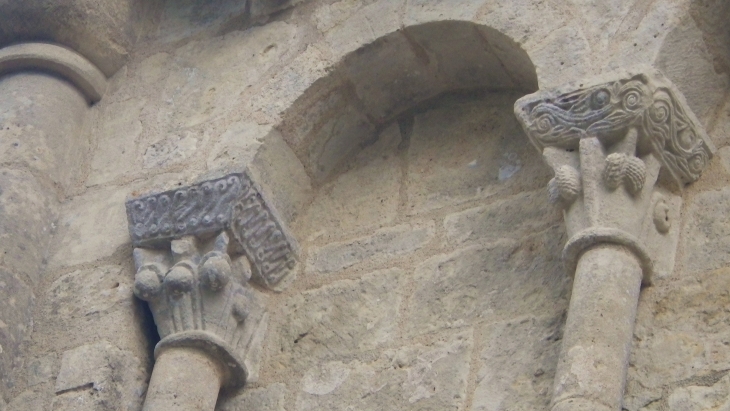 Chapiteaux historiés sur la façade de l'église. - Aillas