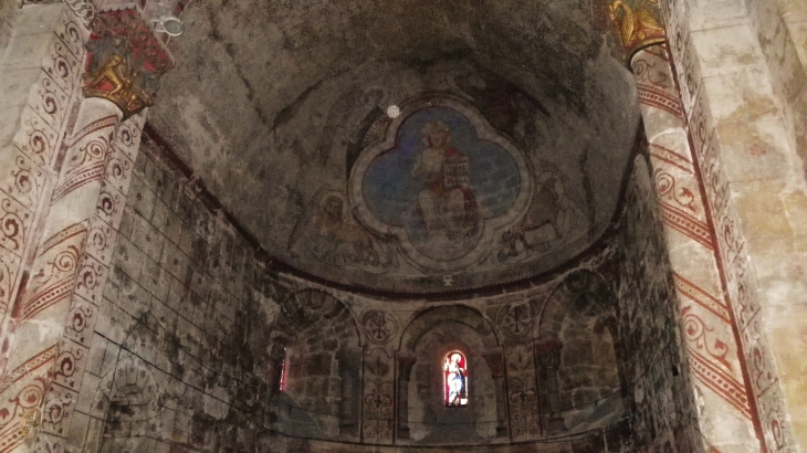 Le choeur de l'église et ses fresques murales. - Aillas