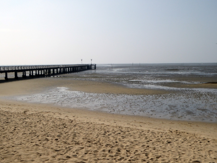 La plage et la plus longue jetée de  France - Andernos-les-Bains